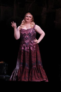 Aktörler Madrid 'deki Zarzuela Tiyatrosu' nda JUAN JOSE operasının sunumu sırasında gösteri yaptılar. 2 Nisan 2024, İspanya