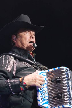 Los Tigres Del Norte müzik grubu 4 Nisan 2024 'te Madrid' deki WizCenter 'da konser verdi.