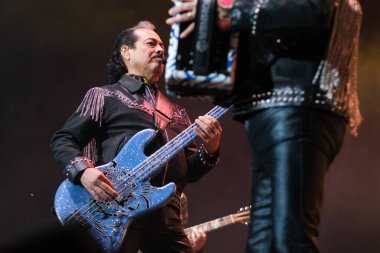 Los Tigres Del Norte müzik grubu 4 Nisan 2024 'te Madrid' deki WizCenter 'da konser verdi.