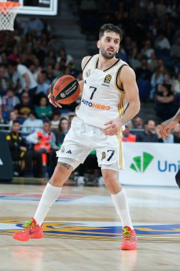 Real Madrid 'den Facundo Campazzo, Real Madrid ile Baskonia Vitoria Gasteiz arasında oynanan EuroLeague maçı sırasında 5 Nisan 2024 tarihinde İspanya' nın başkenti Madrid 'de oynanmıştır.