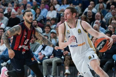 Real Madrid 'den Fabien Causeur, Real Madrid ile Baskonia Vitoria Gasteiz arasında oynanan EuroLeague maçı sırasında 5 Nisan 2024 tarihinde İspanya' nın başkenti Madrid 'de oynanmıştır.