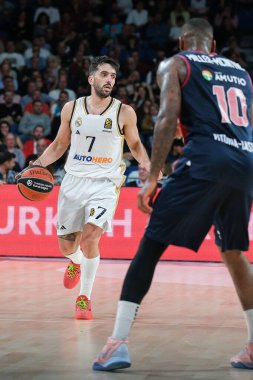 Real Madrid 'den Facundo Campazzo, Real Madrid ile Baskonia Vitoria Gasteiz arasında oynanan EuroLeague maçı sırasında 5 Nisan 2024 tarihinde İspanya' nın başkenti Madrid 'de oynanmıştır.