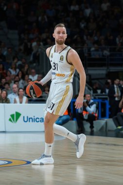 Real Madrid 'den Dzanan Musa, Real Madrid ile Baskonia Vitoria Gasteiz arasında oynanan EuroLeague karşılaşması sırasında 5 Nisan 2024 tarihinde Madrid' de WiZink Center 'da oynandı.