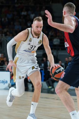 Real Madrid 'den Dzanan Musa, Real Madrid ile Baskonia Vitoria Gasteiz arasında oynanan EuroLeague karşılaşması sırasında 5 Nisan 2024 tarihinde Madrid' de WiZink Center 'da oynandı.