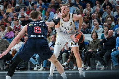 Real Madrid 'den Dzanan Musa, Real Madrid ile Baskonia Vitoria Gasteiz arasında oynanan EuroLeague karşılaşması sırasında 5 Nisan 2024 tarihinde Madrid' de WiZink Center 'da oynandı.