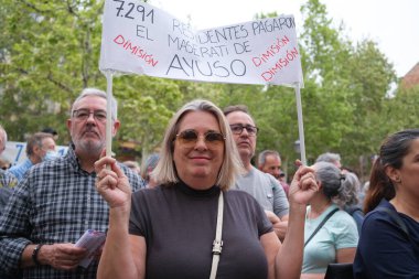 İsabel Daz Ayuso 'nun istifasını istemek için PP genel merkezinin önündeki protestocular, ortağının yolsuzluk skandalları nedeniyle 06 Nisan 2024' te Madrid 'de İspanya' da istifa ettiler.