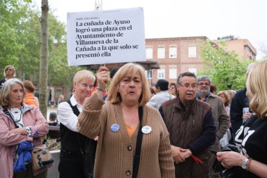 İsabel Daz Ayuso 'nun istifasını istemek için PP genel merkezinin önündeki protestocular, ortağının yolsuzluk skandalları nedeniyle 06 Nisan 2024' te Madrid 'de İspanya' da istifa ettiler.