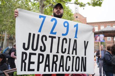 İsabel Daz Ayuso 'nun istifasını istemek için PP genel merkezinin önündeki protestocular, ortağının yolsuzluk skandalları nedeniyle 06 Nisan 2024' te Madrid 'de İspanya' da istifa ettiler.