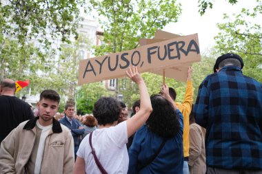 İsabel Daz Ayuso 'nun istifasını istemek için PP genel merkezinin önündeki protestocular, ortağının yolsuzluk skandalları nedeniyle 06 Nisan 2024' te Madrid 'de İspanya' da istifa ettiler.