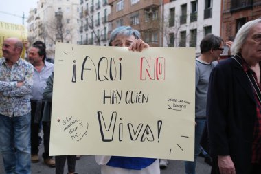 İsabel Daz Ayuso 'nun istifasını istemek için PP genel merkezinin önündeki protestocular, ortağının yolsuzluk skandalları nedeniyle 06 Nisan 2024' te Madrid 'de İspanya' da istifa ettiler.