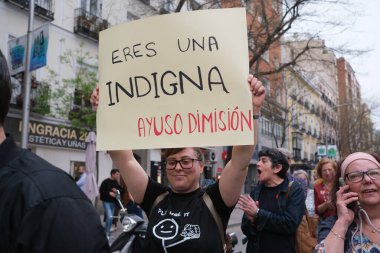 İsabel Daz Ayuso 'nun istifasını istemek için PP genel merkezinin önündeki protestocular, ortağının yolsuzluk skandalları nedeniyle 06 Nisan 2024' te Madrid 'de İspanya' da istifa ettiler.