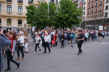 İsabel Daz Ayuso 'nun istifasını istemek için PP genel merkezinin önündeki protestocular, ortağının yolsuzluk skandalları nedeniyle 06 Nisan 2024' te Madrid 'de İspanya' da istifa ettiler.