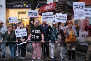 İsabel Daz Ayuso 'nun istifasını istemek için PP genel merkezinin önündeki protestocular, ortağının yolsuzluk skandalları nedeniyle 06 Nisan 2024' te Madrid 'de İspanya' da istifa ettiler.