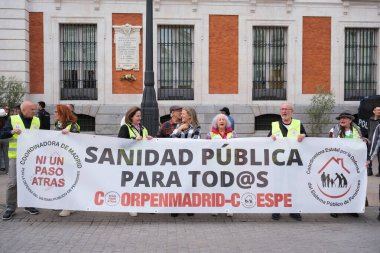 7 Nisan 2024 'te Madrid' de düzenlenen miting sırasında Puerta del Sol 'da% 100 kamu ve kaliteli bir Avrupa sağlık sistemi talep eden çok sayıda insan