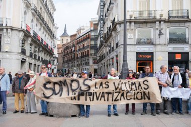 7 Nisan 2024 'te Madrid' de düzenlenen miting sırasında Puerta del Sol 'da% 100 kamu ve kaliteli bir Avrupa sağlık sistemi talep eden çok sayıda insan