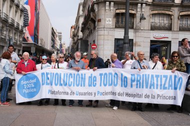 7 Nisan 2024 'te Madrid' de düzenlenen miting sırasında Puerta del Sol 'da% 100 kamu ve kaliteli bir Avrupa sağlık sistemi talep eden çok sayıda insan