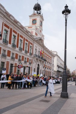 7 Nisan 2024 'te Madrid' de düzenlenen miting sırasında Puerta del Sol 'da% 100 kamu ve kaliteli bir Avrupa sağlık sistemi talep eden çok sayıda insan