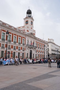 7 Nisan 2024 'te Madrid' de düzenlenen miting sırasında Puerta del Sol 'da% 100 kamu ve kaliteli bir Avrupa sağlık sistemi talep eden çok sayıda insan