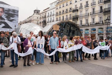 7 Nisan 2024 'te Madrid' de düzenlenen miting sırasında Puerta del Sol 'da% 100 kamu ve kaliteli bir Avrupa sağlık sistemi talep eden çok sayıda insan