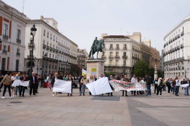 7 Nisan 2024 'te Madrid' de düzenlenen miting sırasında Puerta del Sol 'da% 100 kamu ve kaliteli bir Avrupa sağlık sistemi talep eden çok sayıda insan