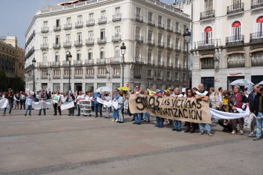 7 Nisan 2024 'te Madrid' de düzenlenen miting sırasında Puerta del Sol 'da% 100 kamu ve kaliteli bir Avrupa sağlık sistemi talep eden çok sayıda insan