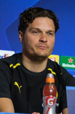 Borussia Dortmund teknik direktörü Edin Terziç, UEFA Şampiyonlar Ligi çeyrek finali için 9 Nisan 2024 tarihinde İspanya 'nın Madrid kentinde bulunan Civitas Metropolitano Stadyumu' nda oynanan Madrid maçında Madrid 'e geldikten sonra düzenlediği basın toplantısında. 