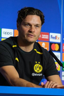 Borussia Dortmund teknik direktörü Edin Terziç, UEFA Şampiyonlar Ligi çeyrek finali için 9 Nisan 2024 tarihinde İspanya 'nın Madrid kentinde bulunan Civitas Metropolitano Stadyumu' nda oynanan Madrid maçında Madrid 'e geldikten sonra düzenlediği basın toplantısında. 