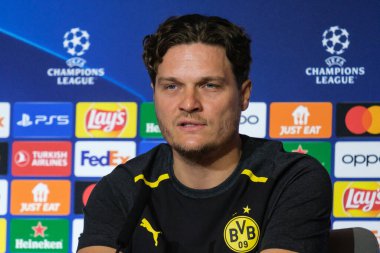 Borussia Dortmund teknik direktörü Edin Terziç, UEFA Şampiyonlar Ligi çeyrek finali için 9 Nisan 2024 tarihinde İspanya 'nın Madrid kentinde bulunan Civitas Metropolitano Stadyumu' nda oynanan Madrid maçında Madrid 'e geldikten sonra düzenlediği basın toplantısında. 