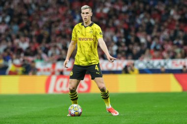 UEFA Şampiyonlar Ligi sırasında Borussia Dortmund 'dan Nico Schlotterbeck, Madrid' den Borussia Dortmund arasında, 10 Nisan 2024 'te Madrid İspanya' da Madrid Stadyumu 'nda. 
