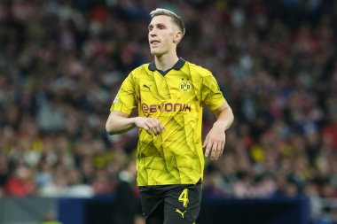 UEFA Şampiyonlar Ligi sırasında Borussia Dortmund 'dan Nico Schlotterbeck, Madrid' den Borussia Dortmund arasında, 10 Nisan 2024 'te Madrid İspanya' da Madrid Stadyumu 'nda. 