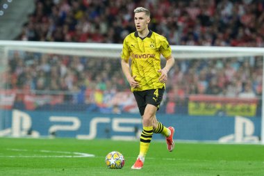 UEFA Şampiyonlar Ligi sırasında Borussia Dortmund 'dan Nico Schlotterbeck, Madrid' den Borussia Dortmund arasında, 10 Nisan 2024 'te Madrid İspanya' da Madrid Stadyumu 'nda. 