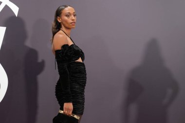 Ana Peleteiro, De Arte Veta galerisindeki Ysl Loveshine fotoğraf çekimine katıldı.