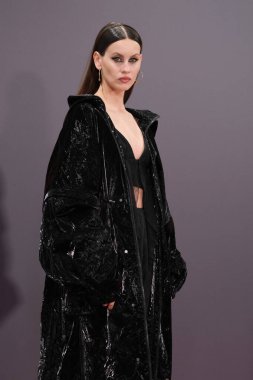 Milena Smit 11 Nisan 2024 İspanya 'da De Arte Veta galerisindeki Ysl Loveshine fotoğraf görüşmesine katıldı.