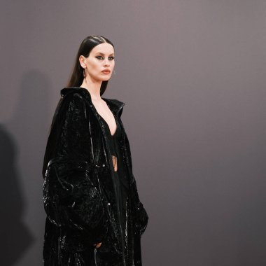 Milena Smit 11 Nisan 2024 İspanya 'da De Arte Veta galerisindeki Ysl Loveshine fotoğraf görüşmesine katıldı.