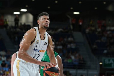 Real Madrid 'den Edy Tavares, Real Madrid ile Joventut Badalona arasında oynanan ACB Liga Endesa Basketbol maçı sırasında 14 Nisan 2024 tarihinde İspanya' nın başkenti Madrid 'de oynanan WiZink Center' da oynanmıştır..