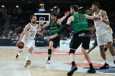Real Madrid 'den Sergio Llull, Real Madrid ile Joventut Badalona arasında oynanan ACB Liga Endesa Basketbol maçı sırasında 14 Nisan 2024 tarihinde İspanya' nın başkenti Madrid 'de oynanan WiZink Center' da oynanmıştır..