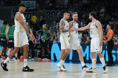 Real Madrid 'den Sergio Llull, Real Madrid ile Joventut Badalona arasında oynanan ACB Liga Endesa Basketbol maçı sırasında 14 Nisan 2024 tarihinde İspanya' nın başkenti Madrid 'de oynanan WiZink Center' da oynanmıştır..