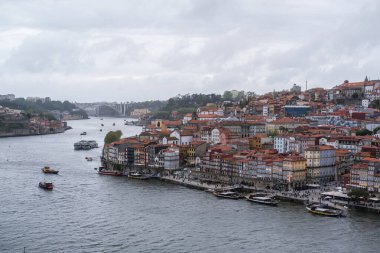 Porto Riviera manzarası, Porto ve Vila Nova de Gaia şehirleri arasında uzanan Douro Nehri, 15 Nisan 2024, Portekiz.