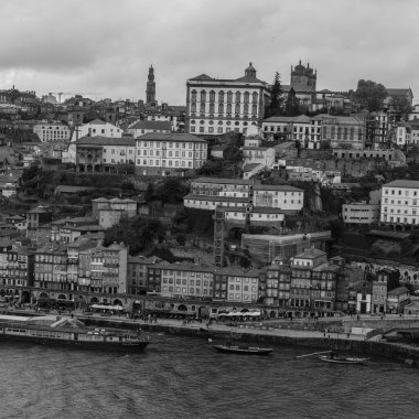 Porto Riviera manzarası, Porto ve Vila Nova de Gaia şehirleri arasında uzanan Douro Nehri, 15 Nisan 2024, Portekiz.