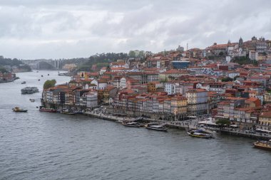 Porto Riviera manzarası, Porto ve Vila Nova de Gaia şehirleri arasında uzanan Douro Nehri, 15 Nisan 2024, Portekiz.