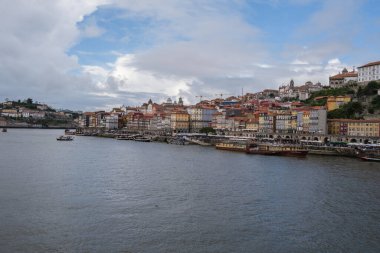 Porto Riviera manzarası, Porto ve Vila Nova de Gaia şehirleri arasında uzanan Douro Nehri, 15 Nisan 2024, Portekiz.