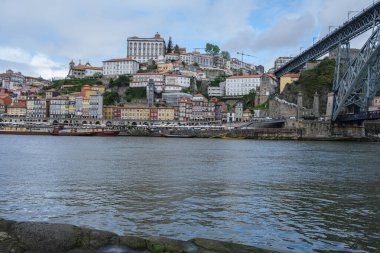 Portekiz 'de 15 Nisan 2024 tarihinde Porto ve Vila Nova de Gaia şehirleri arasında Douro Nehri boyunca uzanan çift katlı metal kemer köprüsünün görüntüsü..