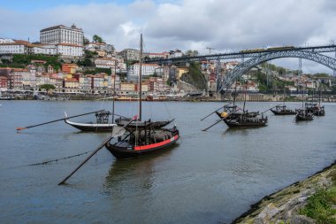 Portekiz 'de 15 Nisan 2024 tarihinde Porto ve Vila Nova de Gaia şehirleri arasında Douro Nehri boyunca uzanan çift katlı metal kemer köprüsünün görüntüsü..