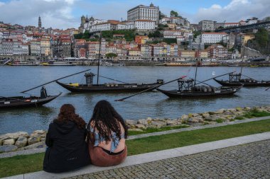 Portekiz 'de 15 Nisan 2024 tarihinde Porto ve Vila Nova de Gaia şehirleri arasında Douro Nehri boyunca uzanan çift katlı metal kemer köprüsünün görüntüsü..