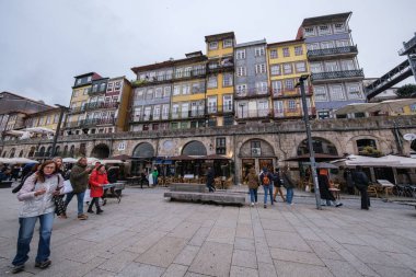 Porto Riviera manzarası, Porto ve Vila Nova de Gaia şehirleri arasında uzanan Douro Nehri, 15 Nisan 2024, Portekiz.