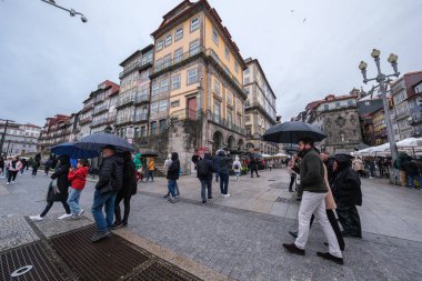 Porto Riviera manzarası, Porto ve Vila Nova de Gaia şehirleri arasında uzanan Douro Nehri, 15 Nisan 2024, Portekiz.