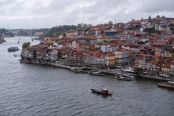 Widok Riwierę Porto Rozciągającą Się Wzdłuż Rzeki Douro Między Miastami — Zdjęcie stockowe