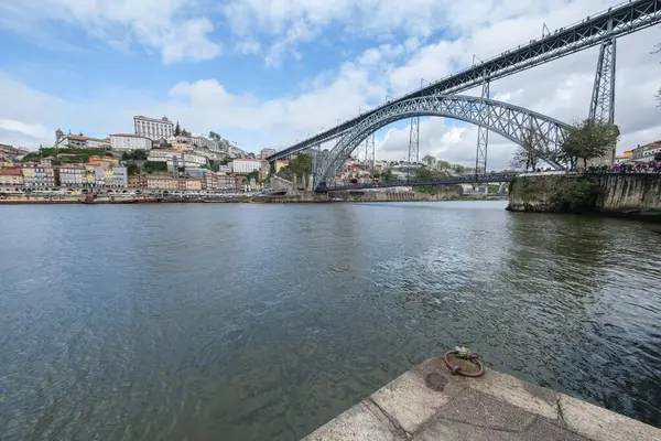 Portekiz 'de 15 Nisan 2024 tarihinde Porto ve Vila Nova de Gaia şehirleri arasında Douro Nehri boyunca uzanan çift katlı metal kemer köprüsünün görüntüsü..