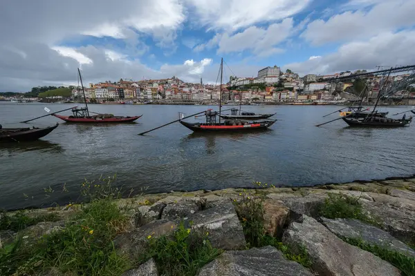 Portekiz 'de 15 Nisan 2024 tarihinde Porto ve Vila Nova de Gaia şehirleri arasında Douro Nehri boyunca uzanan çift katlı metal kemer köprüsünün görüntüsü..