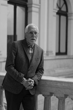 2023 Cervantes Ödülü 'nü kazanan yazar Luis Mateo Diez, 22 Nisan 2024 tarihinde İspanya Ulusal Kütüphanesi' nde medya ile yaptığı görüşmede